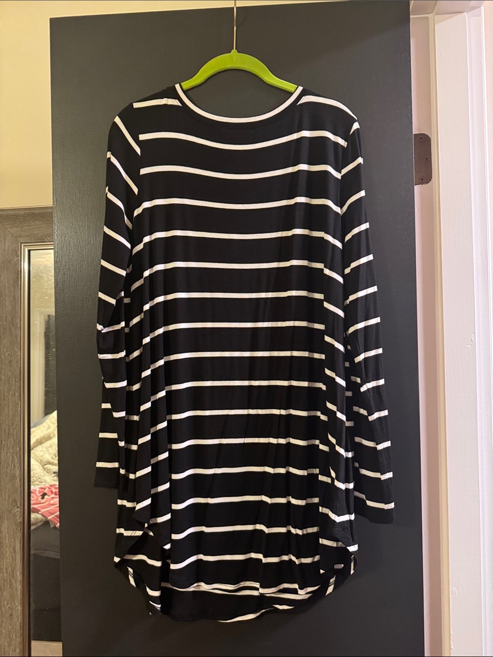 Zenana Outfitters Black and White Striped V-Neck Tunic Top Long Sleeve - Picture 2 of 3